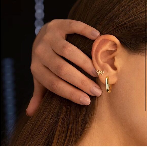 2pc Gold stud bow and hoop earrings 🎀 - Picture 1 of 7